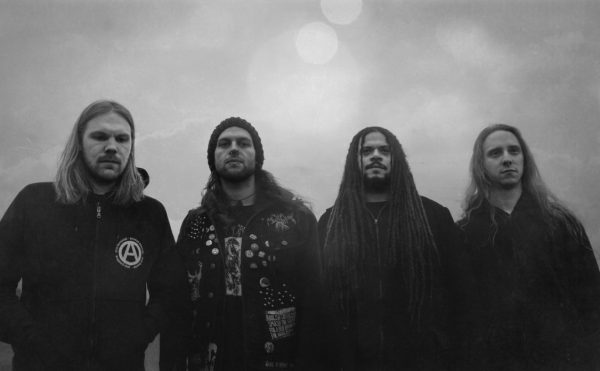 Heretoir пуснаха нова версия на песента “Golden Dust”